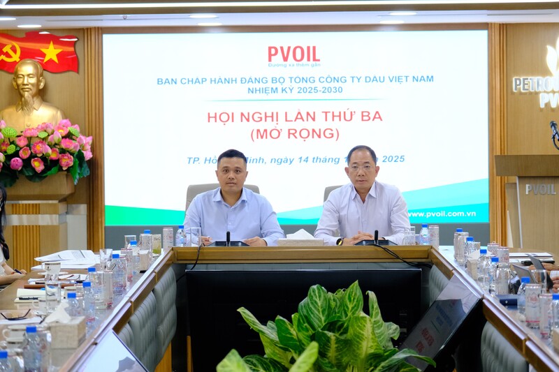 Đồng chí Cao Hoài Dương,  Bí thư Đảng ủy, Chủ tịch HĐQT Tổng công ty (bên phải) và đồng chí Nguyễn Đăng Trình, Phó Bí thư Đảng ủy, Tổng Giám đốc Tổng công ty (bên trái) chủ trì Okvip69 Đăng ký cá cược (Ảnh PVOIL)