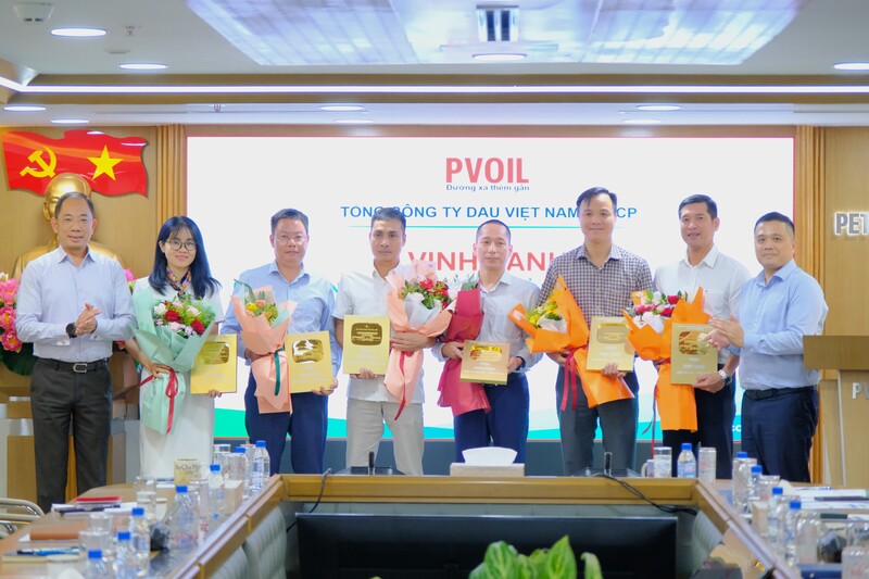 Đồng chí Cao Hoài Dương, Bí thư Đảng ủy, Chủ tịch HĐQT Tổng công ty (bên trái) và đồng chí Nguyễn Đăng Trình, Phó Bí thư Đảng ủy, Tổng Giám đốc Tổng công ty (bên phải) trao biểu trưng vinh danh cho đại diện các đơn vị có CHXD tiêu biểu (Ảnh PVOIL)