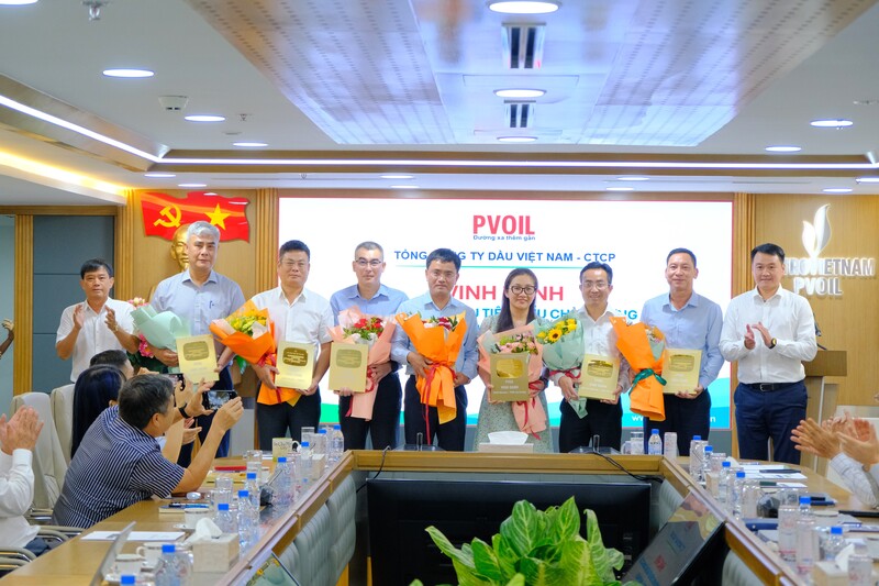 Đồng chí Nguyễn Mậu Dũng, Thành viên HĐQT Tổng công ty (bên trái) và đ/c Lê Trung Hưng, UVBTV Đảng ủy, Phó Tổng Giám đốc Tổng công ty (bên phải) trao biểu trưng vinh danh cho đại diện các đơn vị có CHXD tiêu biểu (Ảnh PVOIL)