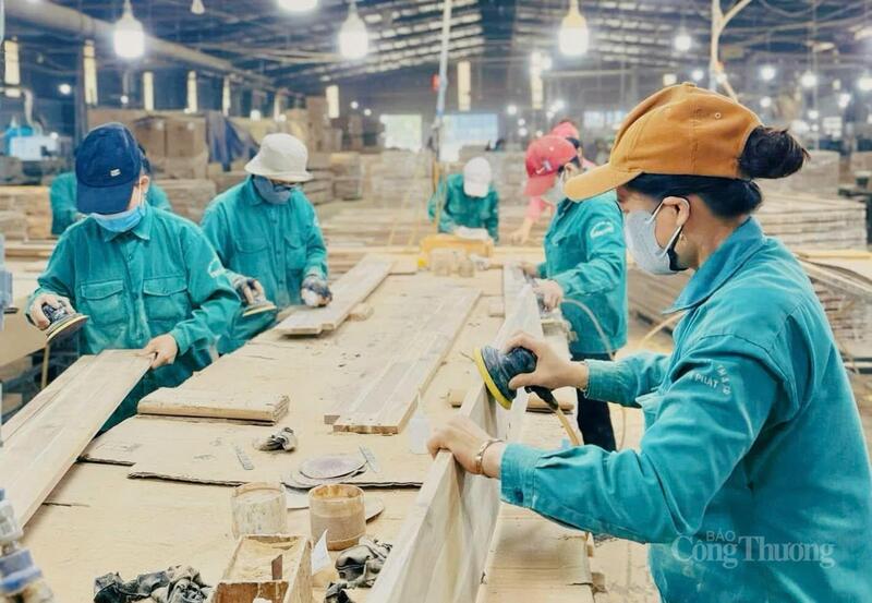 Công nhân Ok88vip tỷ lệ kèo World Cup 2026 tại Công ty TNHH Sản xuất và Thương mại Liên minh Okvip có bao nhiều trang Thiên Phát. Ảnh: ĐVCC