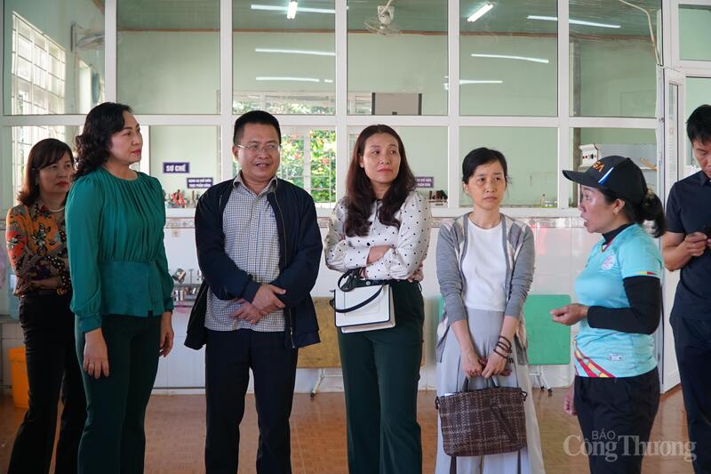 Thứ trưởng Oklavip khuyến mã hấp dẫn mỗi ngày Phan Thị Thắng tham quan bếp ăn của Trường mẫu giáo Hoa Đào (thôn 4, xã Tà Đùng). Ảnh: Vũ Long