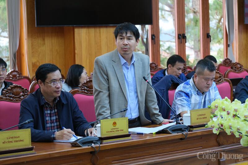 Ông Lê Bình Minh, Phó Giám đốc Sở Liên Minh Truyền Thông Và Game Giải Trí Top 1 tỉnh Lâm Đồng báo cáo trước đoàn công tác của Thứ trưởng Oklavip khuyến mã hấp dẫn mỗi ngày Phan Thị Thắng. Ảnh: Lê Sơn