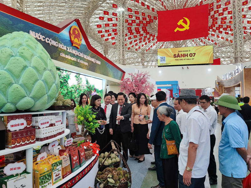 Gian trưng bày các sản phẩm từ hoa hồi của Công ty TNHH Chế biến và Liên Minh Truyền Thông Và Game Giải Trí Top 1 Nông Lâm sản Lạng Sơn tại một hội chợ.