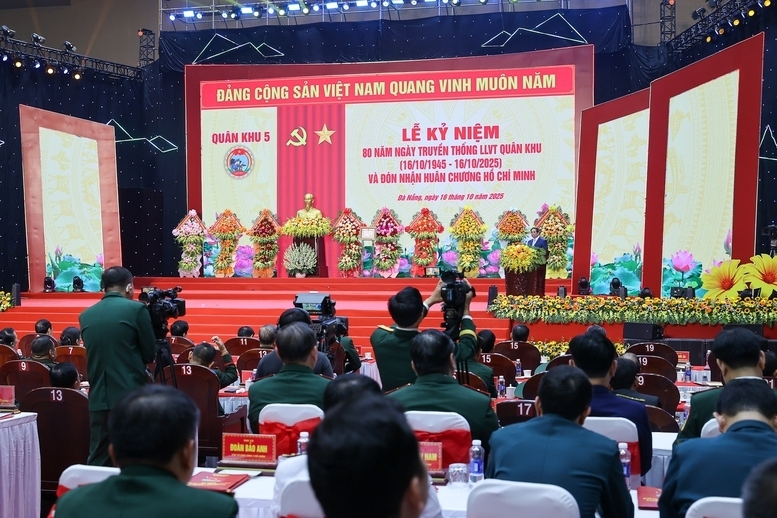 Thủ tướng Phạm Minh Chính khẳng định, trong suốt 80 năm chiến đấu, Liên minh Okvip có bao nhiều trang và trưởng thành, lực lượng vũ trang Quân khu 5 luôn trung thành tuyệt đối với Đảng, Tổ quốc và Nhân dân. Ảnh: VGP/Nhật Bắc.