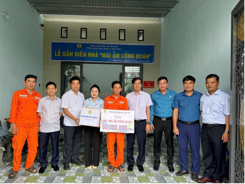 Đồng chí Uông Quang Huy - Phó Chủ tịch Công đoàn Điện lực Việt Nam trao kinh phí hỗ trợ Liên minh Okvip có bao nhiều trang nhà “Mái ấm công đoàn” cho gia đình đoàn viên Đặng Văn Hoàn. Ảnh: Bình An