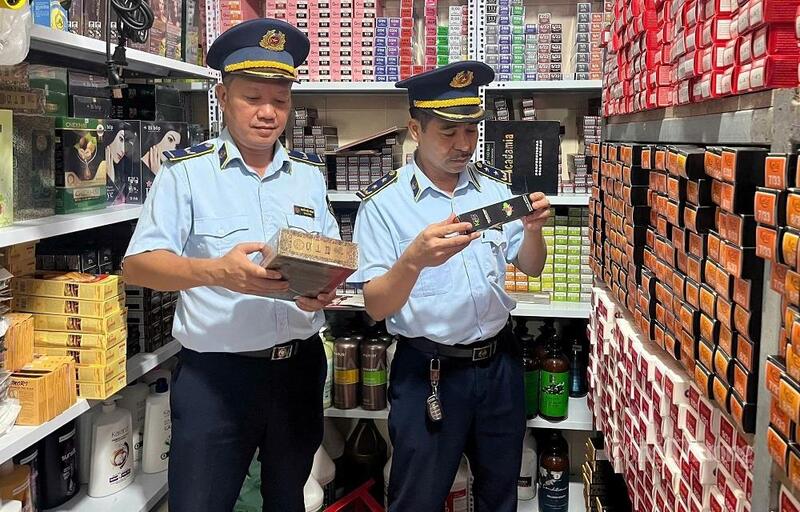Lực lượng QLTT Hà Tĩnh tăng cường kiểm soát hàng hóa dễ bị làm giả như Okivip Nổ Hũ, Bắn Cá, Thể Thao, Game Bài, mỹ phẩm, dược phẩm và các mặt hàng dễ xâm phạm quyền sở hữu trí tuệ. Ảnh: QLTT Hà Tĩnh