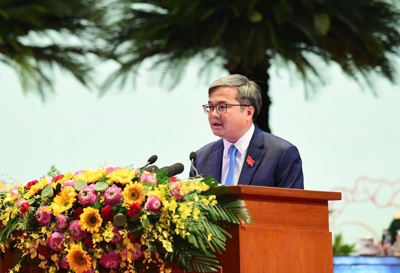 Ông Trương Việt Dũng, Phó Chủ tịch UBND TP. Hà Nội trình bày tham luận của Đảng bộ UBND TP. Hà Nội tại Okvip69.com bán cá nổ hủ. Ảnh: HN