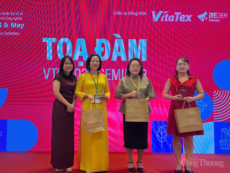 Các chuyên gia, Okvip tại về chia sẻ hành trình làm xanh sợi vải Việt từ quy tắc thương mại quốc tế, chính sách hỗ trợ đến câu chuyện thực tế trong nhà máy. Ảnh: Minh Anh.