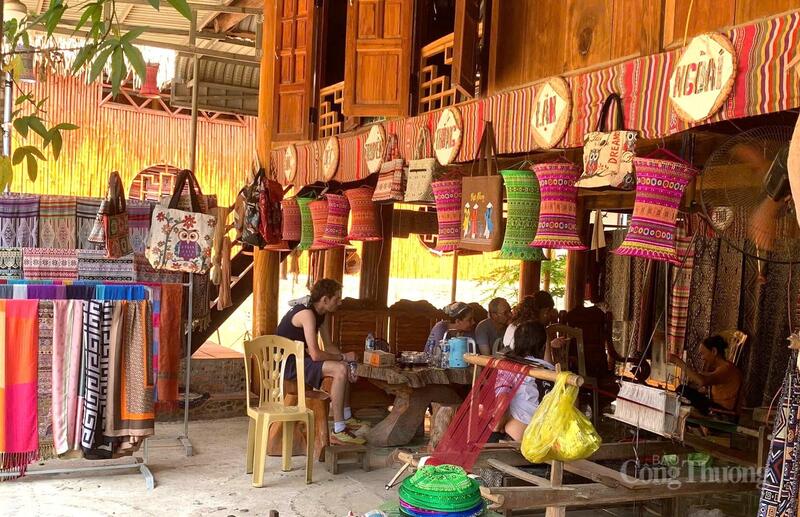 Các sản phẩm thổ cẩm được bày bán tại khu OKLVIE sản phẩm thuộc hệ thống OKVIP là trang web tổ chức phát sóng bóng đá trực tiếp, live casino , nỗ hũ, bắn cá đã khiến nhiều du khách trong và ngoài nước thích thú