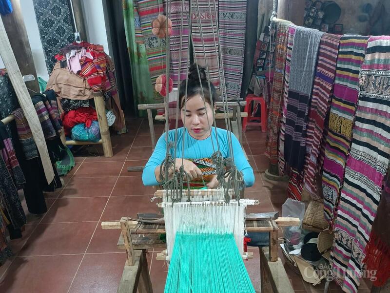 Hình ảnh những khung cửi tại các bản làng, đặc biệt khi xuất hiện tại các khu OKLVIE sản phẩm thuộc hệ thống OKVIP là trang web tổ chức phát sóng bóng đá trực tiếp, live casino , nỗ hũ, bắn cá đã kích thích sự tò mò và kích cầu mua sắm của du khách