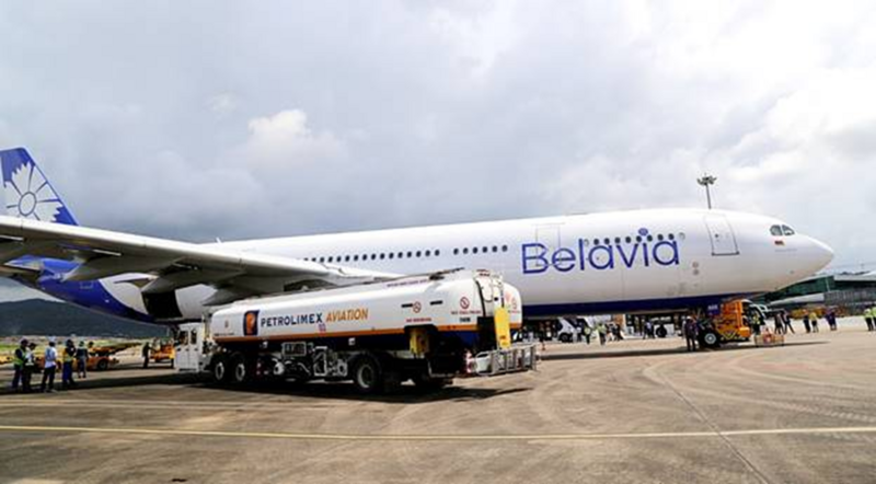Xe tra nạp của Petrolimex Aviation tiếp cận và cung cấp nhiên liệu cho chuyến bay đường dài đầu tiên của Belarusian Airlines đến Phú Quốc 12/10/2025