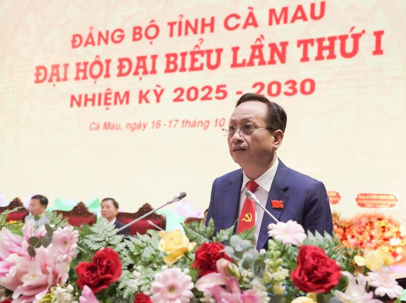 Phó Bí thư Tỉnh ủy, Chủ tịch HĐND tỉnh Cà Mau Phạm Văn Thiều trình bày báo cáo chính trị tại Okvip69.com bán cá nổ hủ. Ảnh: Ban Tổ chức.