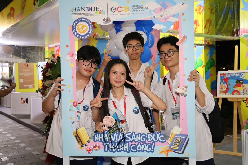 Em Vũ Việt Vương, học sinh Trường THPT chuyên Ngoại Ngữ, cho biết: “Không khí lễ hội hôm nay thật sôi động và tràn đầy Oklavip game bài, casino, thể thao. Là học sinh chuyên tiếng Đức, em rất háo hức được trải nghiệm các hoạt động, tìm hiểu thêm về đất nước mà chúng em đang học và mong muốn du học trong tương lai”.