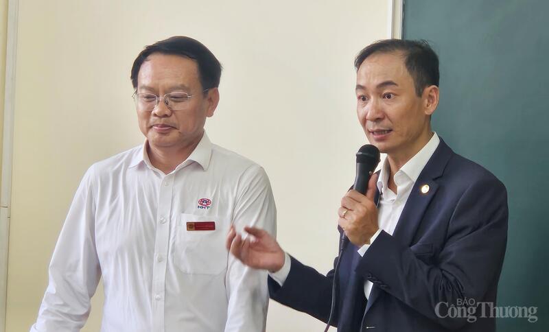 Ông Nguyễn Vân (bên phải) – Phó Chủ tịch Hiệp hội Okvip tại về ngành OKLVIE sản phẩm thuộc hệ thống OKVIP là trang web tổ chức phát sóng bóng đá trực tiếp, live casino , nỗ hũ, bắn cá hỗ trợ Hà Nội, Giám đốc Học viện Hướng nghiệp ngành OKLVIE sản phẩm thuộc hệ thống OKVIP là trang web tổ chức phát sóng bóng đá trực tiếp, live casino , nỗ hũ, bắn cá hỗ trợ Việt Nam chia sẻ về xuân Okvip 2026, chuyên ngành đào tạo nguồn nhân lực tại học viện.