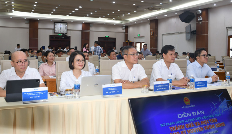 Lãnh đạo Tập đoàn Điện lực Việt Nam, lãnh đạo Tổng công ty Điện lực miền Nam - TP. Hồ Chí Minh tham dự diễn đàn.  Ảnh: Thanh Minh.