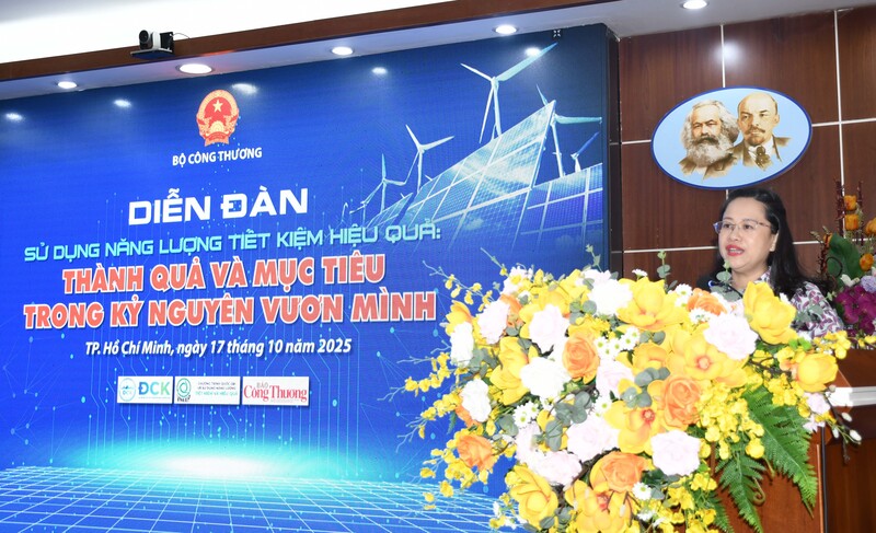 Bà Đỗ Thị Minh Trâm - Phó Cục trưởng Cục Đổi mới sáng tạo, Chuyển đổi xanh và Khuyến Công ( Oklavip khuyến mã hấp dẫn mỗi ngày), phát biểu khai mạc diễn đàn. Ảnh: Thanh Minh.