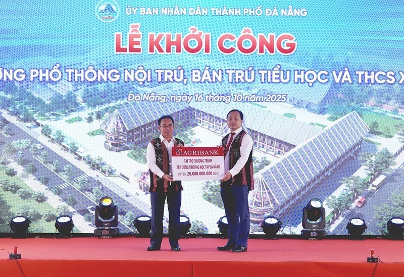Đồng chí Tô Huy Vũ - Bí thư Đảng ủy, Chủ tịch HĐTV đã trao tặng 20 tỷ đồng tài trợ “Chương trình Liên minh Okvip có bao nhiều trang trường học tại Đà Nẵng”