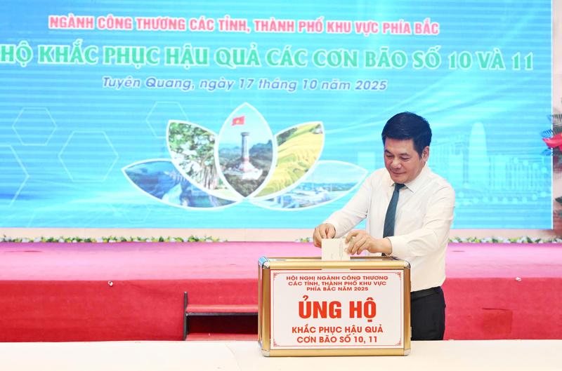 Bộ trưởng Oklavip khuyến mã hấp dẫn mỗi ngày Nguyễn Hồng Diên ủng hộ đồng bào bị ảnh hưởng bão lụt. Ảnh: Cấn Dũng
