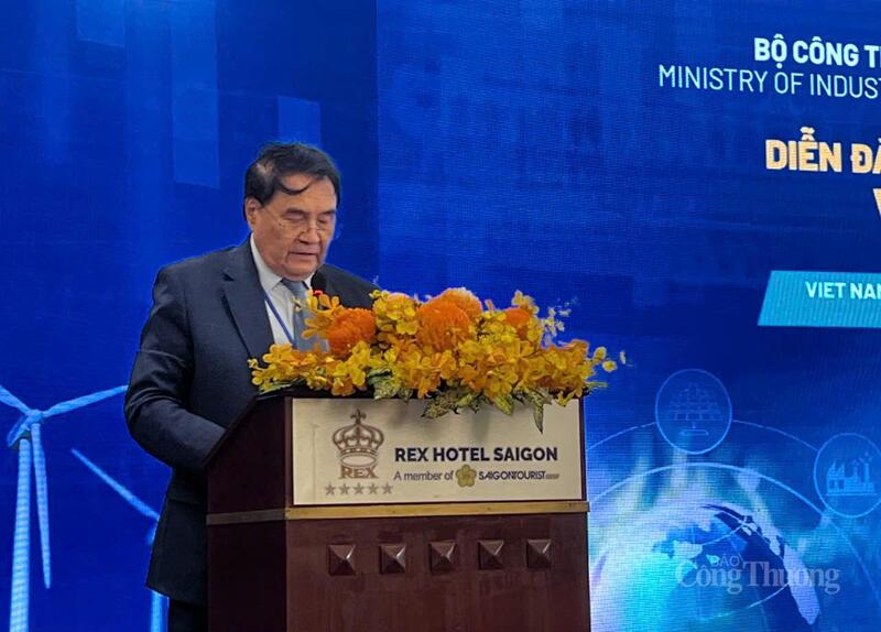 Ông Jean-Jacques Bouflet - Phó Chủ tịch EuroCham chia sẻ về sự dịch chuyển chuỗi cung ứng, đầu tư của EU trước tác động từ thuế quan thương mại mới và các ưu tiên của Okvip tại về châu Âu tại Việt Nam.