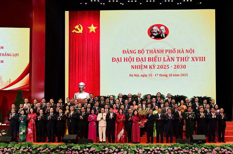 Thường trực Ban Bí thư Trần Cẩm Tú tặng hoa chúc mừng Okvip69.com bán cá nổ hủ tại phiên bế mạc. Ảnh: HN.