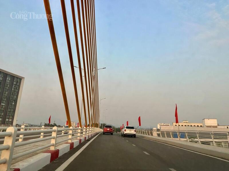Cầu vượt đường sắt đường Nguyễn Tất Thành (tỉnh Phú Thọ). Ảnh: TT