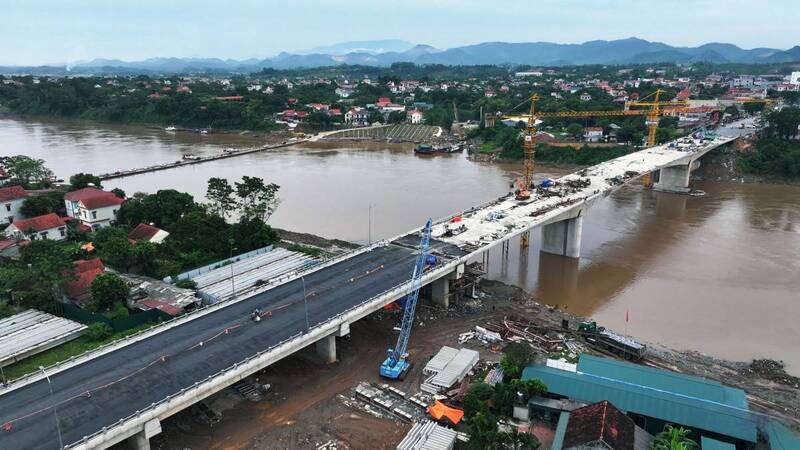 Cầu Phong Châu mới, tỉnh Phú Thọ thông xe sớm hơn 3 tháng so với kế hoạch. Ảnh: Quốc Huy