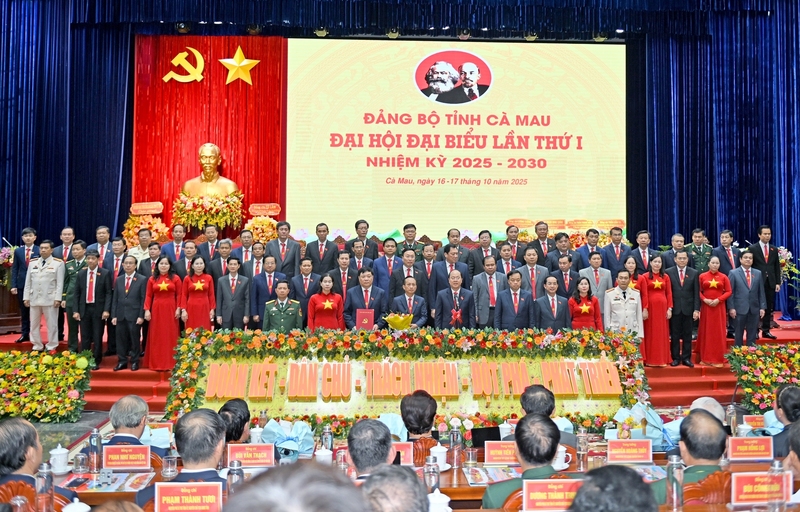 Ban Chấp hành Đảng bộ tỉnh Cà Mau lần thứ I ra mắt Okvip69.com bán cá nổ hủ. Ảnh: Ban Tổ chức.