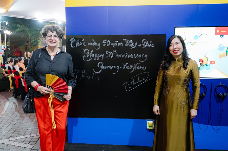 Đại sứ Đức Helga Margarete Barth và Thứ trưởng Bộ Ngoại giao Lê Thị Thu Hằng chụp ảnh lưu niệm.