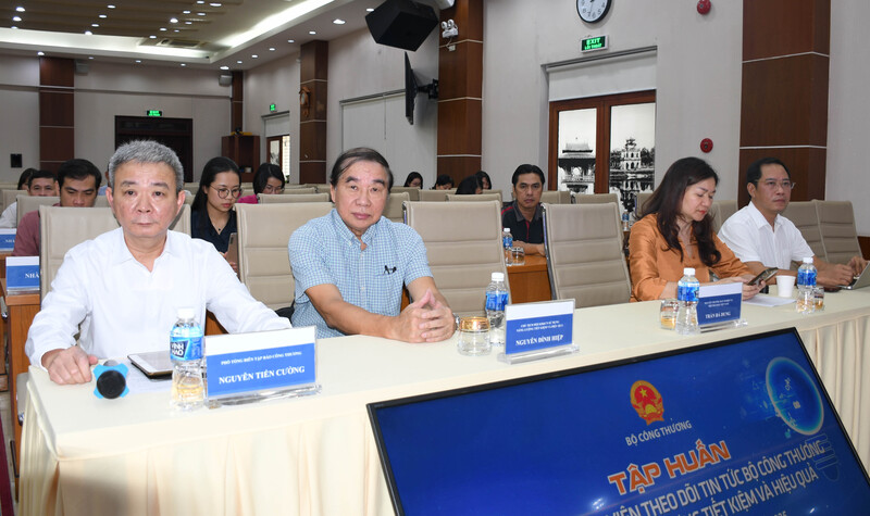 Lãnh đạo Liên Minh OK VIP Giải Trí Cá Cược World Cup 2026, Hội Khoa học và Công nghệ sử dụng Oklavip game bài, casino, thể thao tiết kiệm và hiệu quả tham dự tọa đàm. Ảnh: Thanh Minh.