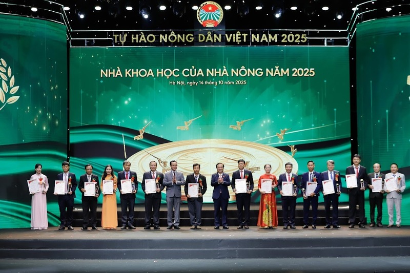 Các nhà khoa học được vinh danh tại Lễ tôn vinh Nông dân Việt Nam xuất sắc và Nhà khoa học của nhà nông năm 2025. Ảnh: Phạm Hưng