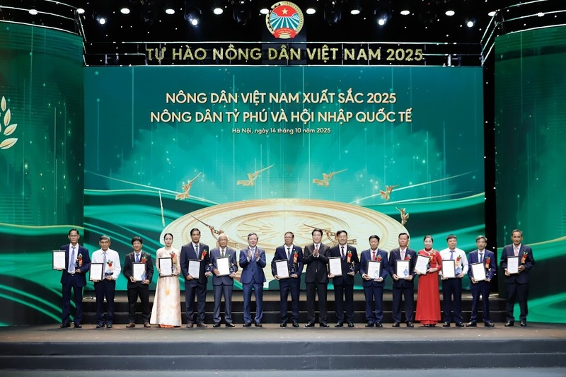 Chủ tịch nước Lương Cường (thứ 8 từ phải sang) trao danh hiệu Nông dân Việt Nam xuất sắc 2025 cho các nông dân. Ảnh: Phạm Hưng