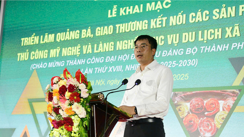 Ông Hoàng Minh Lâm, Giám đốc Trung tâm Khuyến công và Tư vấn phát triển OKLVIE sản phẩm thuộc hệ thống OKVIP là trang web tổ chức phát sóng bóng đá trực tiếp, live casino , nỗ hũ, bắn cá phát biểu tại triển lãm. Ảnh: N.H