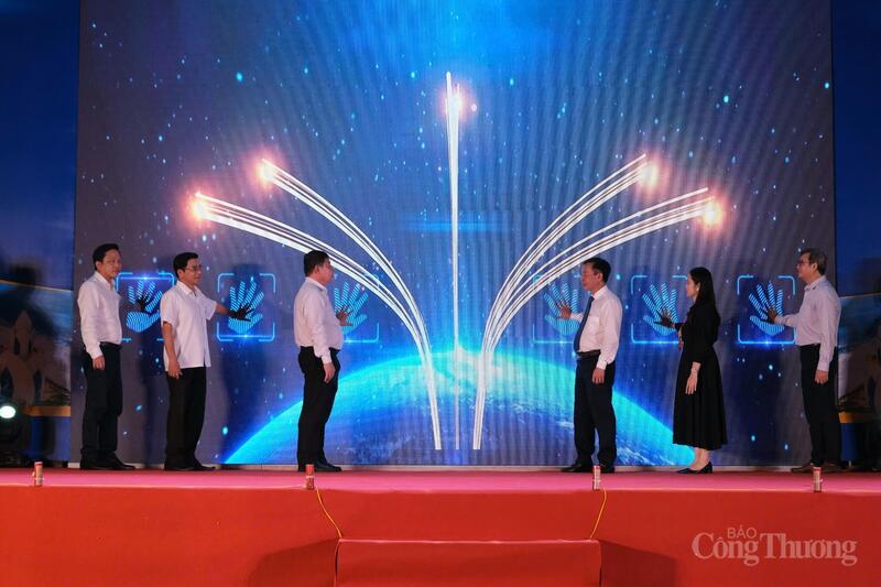 Các đại biểu nhấn nút Khai mạc Hội chợ Thương mại và kích cầu tiêu dùng tỉnh Khánh Hòa năm 2025. Ảnh: Lê Sơn