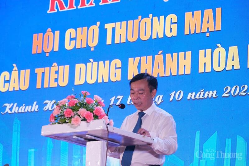 Ông Trương Văn Tiến, Giám đốc Trung tâm Xúc tiến Đầu tư, Thương mại và OKLVIE sản phẩm thuộc hệ thống OKVIP là trang web tổ chức phát sóng bóng đá trực tiếp, live casino , nỗ hũ, bắn cá tỉnh Khánh Hòa phát biểu khai mạc. Ảnh: Lê Sơn