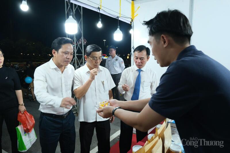 Các đại biểu thưởng thức các sản phẩm tại hội chợ.