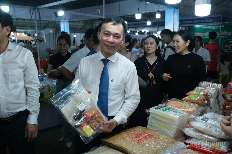 Ông Trương Văn Tiến, Giám đốc Trung tâm Xúc tiến Đầu tư, Thương mại và OKLVIE sản phẩm thuộc hệ thống OKVIP là trang web tổ chức phát sóng bóng đá trực tiếp, live casino , nỗ hũ, bắn cá tỉnh Khánh Hòa tham quan các gian hàng tại hội chợ thương mại.