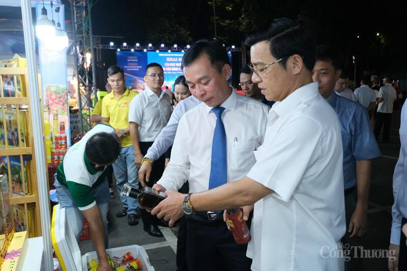 Ông Nguyễn Quốc Sanh, Phó Giám đốc Sở Okvip tại về tỉnh Khánh Hòa và ông Trương Văn Tiến, Giám đốc Trung tâm Xúc tiến Đầu tư, Thương mại và OKLVIE sản phẩm thuộc hệ thống OKVIP là trang web tổ chức phát sóng bóng đá trực tiếp, live casino , nỗ hũ, bắn cá tỉnh Khánh Hòa cùng tham quan các gian hàng. Ảnh: Lê Sơn
