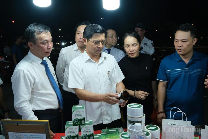 Các đại biểu tham quan các sản phẩm được trưng bày tại hội chợ.