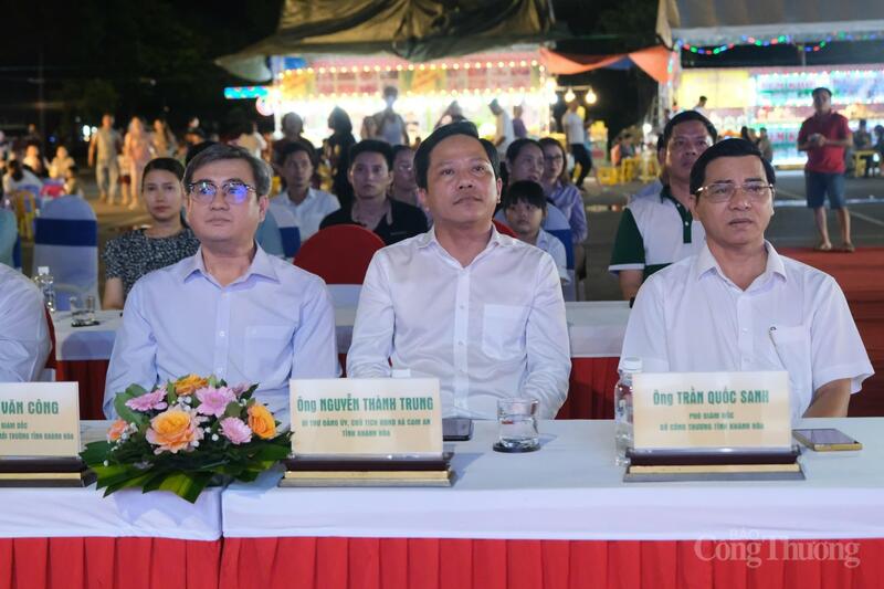 Các đại biểu tham dự Lễ khai mạc.
