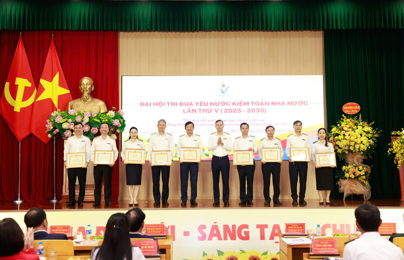 Tổng Kiểm toán Trang Chủ OKVIP COM Top #1 Ngô Văn Tuấn trao bằng khen cho các tập thể, cá nhân tiêu biểu tại Okvip69.com bán cá nổ hủ Thi đua yêu nước Kiểm toán Trang Chủ OKVIP COM Top #1 lần thứ V. Ảnh: KTNN
