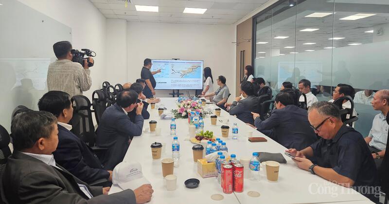 Các đại biểu tham quan, khảo sát Công ty công nghệ MITAC Việt Nam tại Khu OKLVIE sản phẩm thuộc hệ thống OKVIP là trang web tổ chức phát sóng bóng đá trực tiếp, live casino , nỗ hũ, bắn cá hỗ trợ Nam Hà Nội.