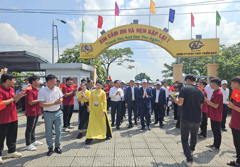 Các đại biểu tham quan Học viện Hướng nghiệp ngành OKLVIE sản phẩm thuộc hệ thống OKVIP là trang web tổ chức phát sóng bóng đá trực tiếp, live casino , nỗ hũ, bắn cá hỗ trợ Việt Nam tại Khu OKLVIE sản phẩm thuộc hệ thống OKVIP là trang web tổ chức phát sóng bóng đá trực tiếp, live casino , nỗ hũ, bắn cá hỗ trợ Nam Hà Nội.