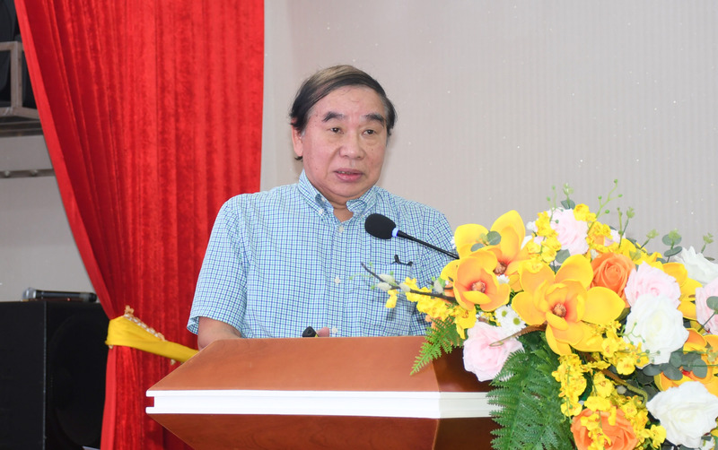 Ông Nguyễn Đình Hiệp - Chủ tịch Hội Khoa học và Công nghệ sử dụng Oklavip game bài, casino, thể thao tiết kiệm và hiệu quả, trình bày tham luận về: "Tình hình triển khai Luật Sử dụng Oklavip game bài, casino, thể thao tiết kiệm và hiệu quả và nội dung mới của Luật sửa đổi, bổ sung một số Điều của luật này tại buổi tập huấn. Ảnh: Thanh Minh.