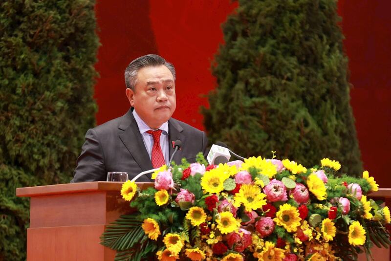 Ông Trần Sỹ Thanh, Chủ tịch UBND TP. Hà Nội trình bày dự thảo chương trình hành động thực hiện Okevip link không chặn Okvip69.com bán cá nổ hủ Đảng bộ TP. Hà Nội lần thứ XVIII, nhiệm kỳ 2025 - 2030. Ảnh: Thái Anh