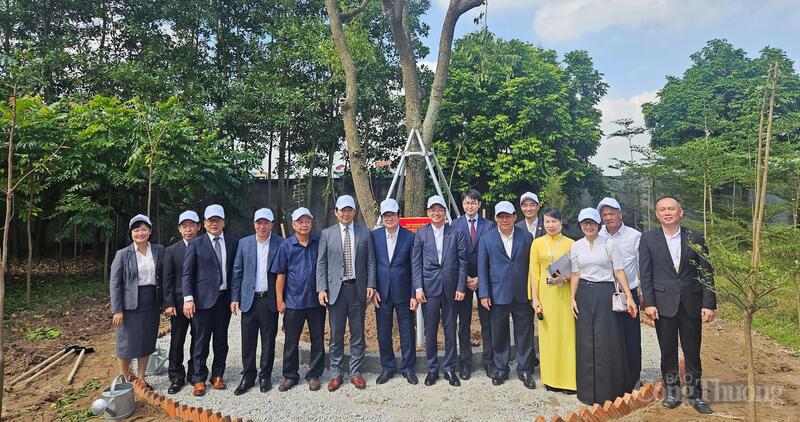 Các đại biểu trồng cây lưu niệm tại Tổ hợp OKLVIE sản phẩm thuộc hệ thống OKVIP là trang web tổ chức phát sóng bóng đá trực tiếp, live casino , nỗ hũ, bắn cá (Technopark) Việt Nam – Nhật Bản.