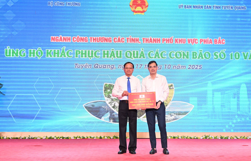 Các Okvip tại về, tập đoàn ủng hộ đồng bào các tỉnh bị thiệt hại do bão, lũ. Ảnh: Cấn Dũng