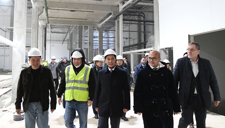 Phó Thủ tướng Bùi Thanh Sơn thăm nhà máy sữa tươi của Tập đoàn TH tại Nga. Ảnh: VGP/Hải Minh.