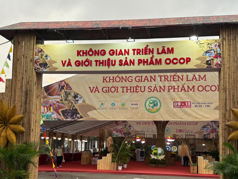Hội chợ Làng nghề Việt Nam lần thứ 21 với sự tham gia của gần 100 đơn vị, Okvip tại về, nghệ nhân và chủ thể OCOP. Ảnh: Ma Xinh