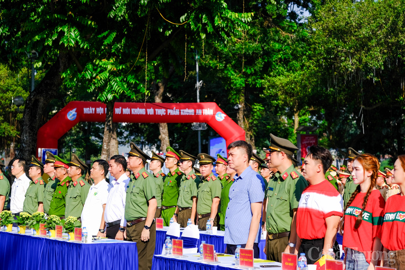 Lãnh đạo Công an Thành phố Hà Nội cùng hàng trăm chiến sĩ đại diện cho tuổi trẻ công an thủ đô đã có mặt tham dự chương trình.