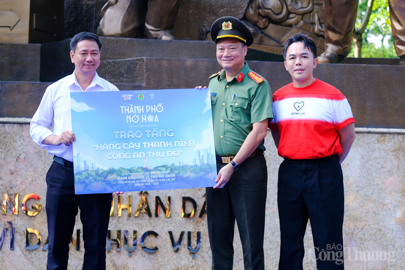 Ban Tổ chức và các nghệ sỹ trao tặng 80 cây Muồng Hoàng Yến và Phong Linh Vàng cho đại diện Công ty TNHH MTV Công viên Thống Nhất. Đây cũng là số cây sẽ được trồng trong hôm nay.